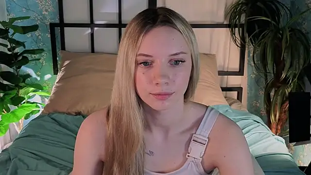 Snapshot of katt__y chatting on 05-22-26, 05:05 katt y online show from 05-22-26, 05:05
