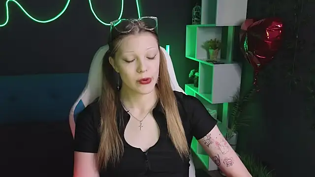 MiaWhisper online show from 03-05-25, 04:13