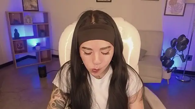 Nicole Foxx  online show from 11-25-25, 07:47