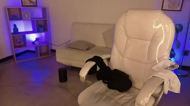 Nicole Foxx  online show from 11-28-25, 07:47