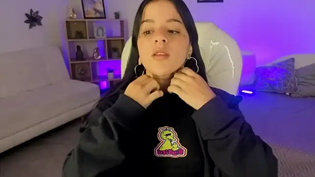 Nicole Foxx  online show from 10-15-25, 07:22