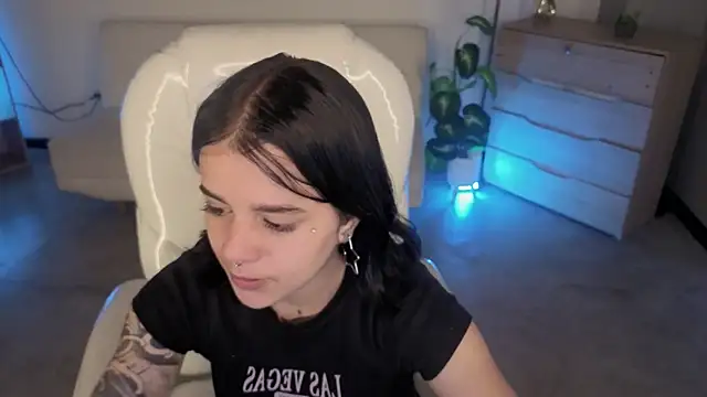 Nicole Foxx  online show from 12-19-25, 07:38