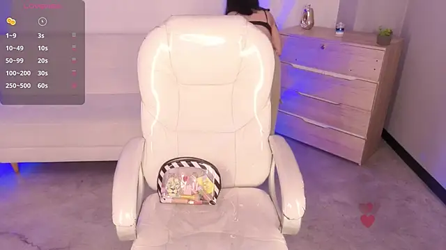 Nicole Foxx  online show from 04-10-26, 08:05