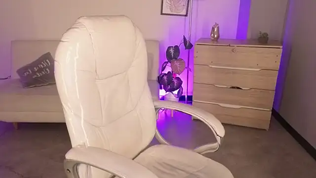 Nicole Foxx  online show from 12-05-25, 08:28