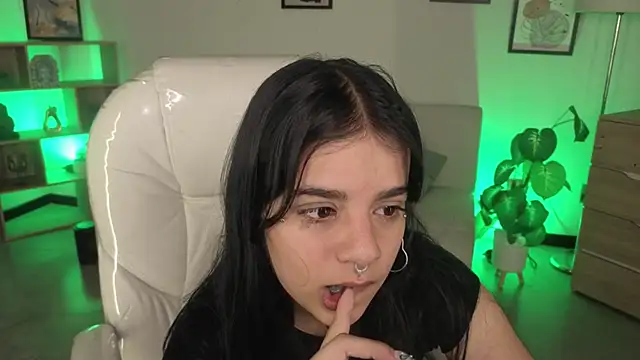 Nicole Foxx  online show from 11-24-25, 07:25