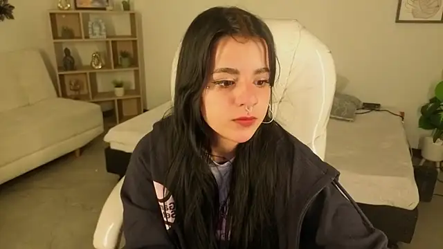 Nicole Foxx  online show from 10-28-25, 07:35