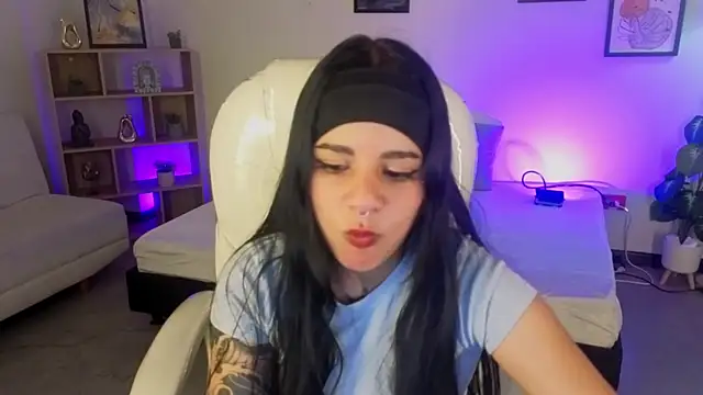 Nicole Foxx  online show from 10-20-25, 07:47