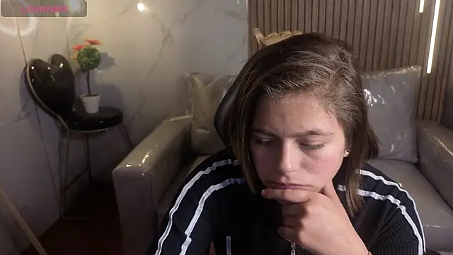 Snapshot of Kitten_Cam chatting on 06-03-26, 12:00 Kitten Cam online show from 06-03-26, 12:00