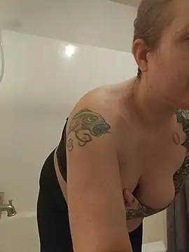 Snapshot of TattedMamaXOXO chatting on 03-09-26, 01:36 TattedMamaXOXO online show from 03-09-26, 01:36