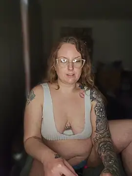 Snapshot of TattedMamaXOXO chatting on 04-01-26, 04:37 TattedMamaXOXO online show from 04-01-26, 04:37