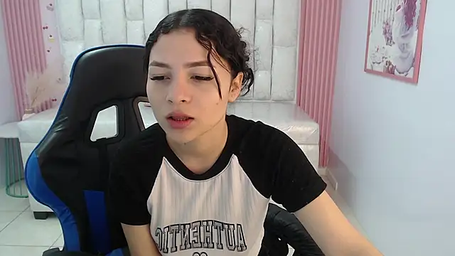 Snapshot of shalon_diaz_s chatting on 09-17-25, 01:02 shalon diaz s online show from 09-17-25, 01:02
