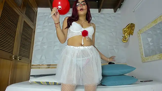 Sara Collinnss online show from 10-31-25, 12:24