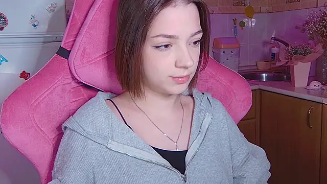 Snapshot of PamBeesly chatting on 04-12-26, 04:21 PamBeesly online show from 04-12-26, 04:21