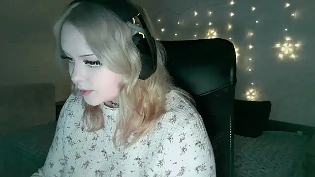 Snapshot of Electro_doll chatting on 02-13-25, 11:06 Electro doll online show from 02-13-25, 11:06