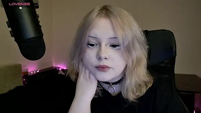 Snapshot of Electro_doll chatting on 03-15-25, 08:10 Electro doll online show from 03-15-25, 08:10