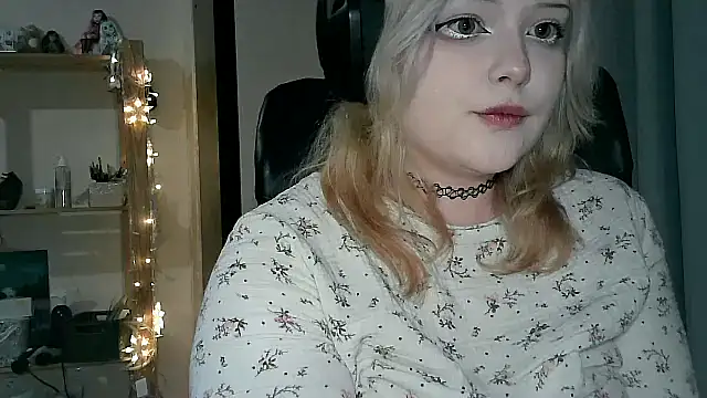 Snapshot of Electro_doll chatting on 02-07-25, 01:53 Electro doll online show from 02-07-25, 01:53