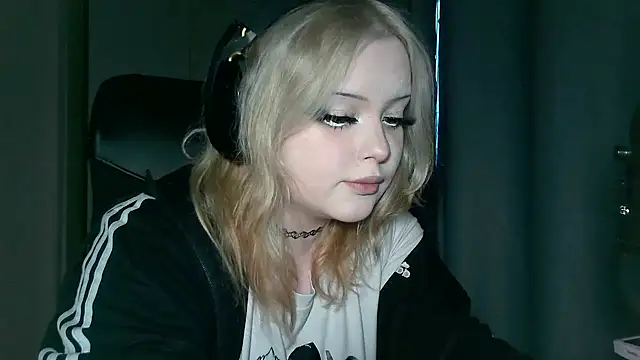 Snapshot of Electro_doll chatting on 02-10-25, 01:11 Electro doll online show from 02-10-25, 01:11