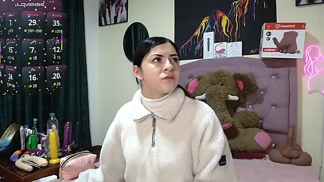 Snapshot of Emmie_Hot chatting on 06-03-26, 11:33 Emmie Hot online show from 06-03-26, 11:33