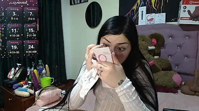 Snapshot of Emmie_Hot chatting on 06-05-26, 11:49 Emmie Hot online show from 06-05-26, 11:49