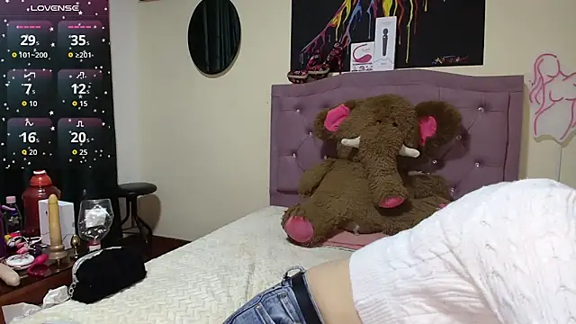 Emmie Hot online show from 12-17-25, 12:10