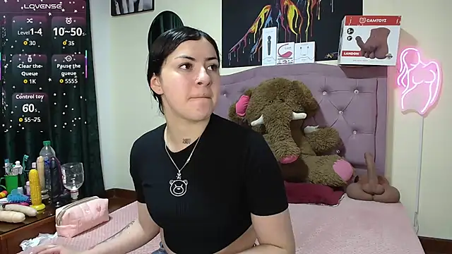 Snapshot of Emmie_Hot chatting on 05-25-26, 11:53 Emmie Hot online show from 05-25-26, 11:53