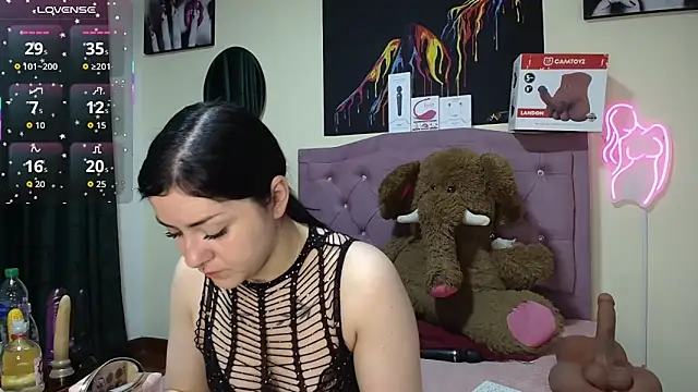 Snapshot of Emmie_Hot chatting on 06-04-26, 11:48 Emmie Hot online show from 06-04-26, 11:48