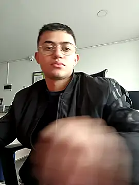 Snapshot of Thonny-becker chatting on 02-08-25, 12:17 Thonny-becker online show from 02-08-25, 12:17