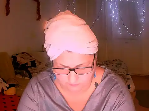 Marryllunax online show from 12-14-25, 07:08