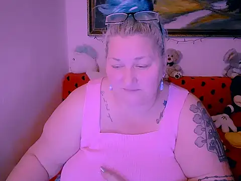 Marryllunax online show from 11-30-25, 06:52