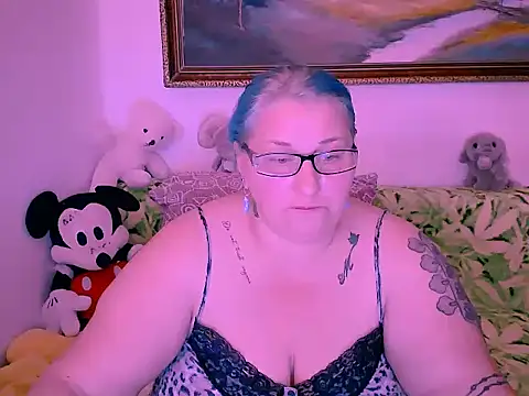 Marryllunax online show from 10-31-25, 02:57