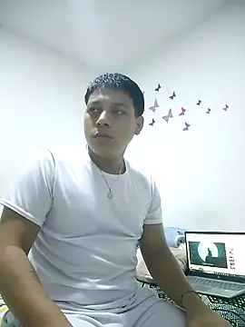 Snapshot of Tylerdrdn chatting on 10-15-25, 07:11 Tylerdrdn online show from 10-15-25, 07:11