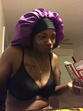 Snapshot of theprettysoles chatting on 06-14-26, 02:19 theprettysoles online show from 06-14-26, 02:19