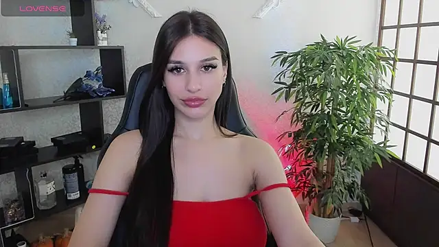 Snapshot of KristineBeauty chatting on 03-18-25, 11:44 KristineBeauty online show from 03-18-25, 11:44