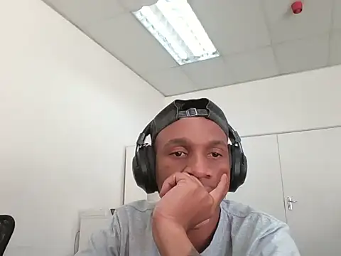 Snapshot of sydmanyoba chatting on 09-19-25, 09:46 sydmanyoba online show from 09-19-25, 09:46