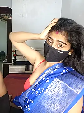 Snapshot of Love-N chatting on 11-13-25, 05:28 Love-N online show from 11-13-25, 05:28