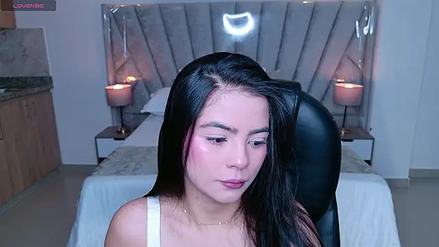 Snapshot of Layla_Breezee chatting on 06-16-26, 11:54 Layla Breezee online show from 06-16-26, 11:54
