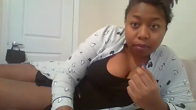 Snapshot of angeliquebelcali chatting on 03-15-25, 10:55 angeliquebelcali online show from 03-15-25, 10:55