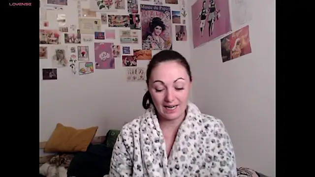 AdorahB3ll3 online show from 12-02-25, 08:10