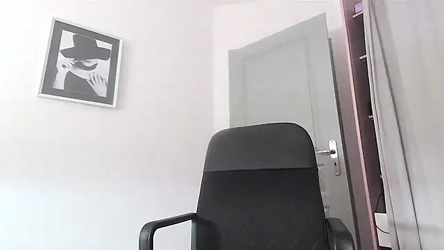 Snapshot of serena__vedette chatting on 10-05-25, 11:45 serena vedette online show from 10-05-25, 11:45