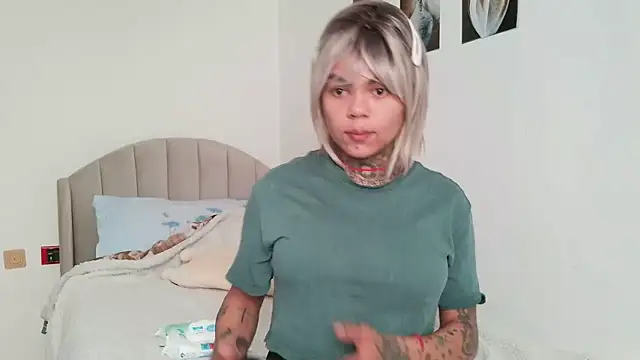 Snapshot of serena__vedette chatting on 06-05-26, 08:42 serena vedette online show from 06-05-26, 08:42