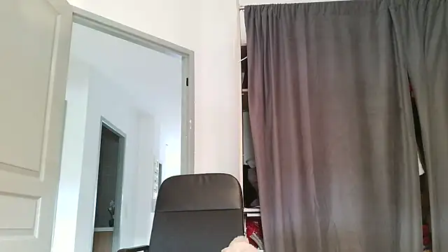 Snapshot of serena__vedette chatting on 03-06-26, 09:26 serena vedette online show from 03-06-26, 09:26