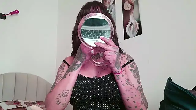 Snapshot of serena__vedette chatting on 05-20-26, 10:01 serena vedette online show from 05-20-26, 10:01