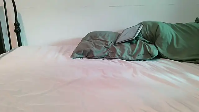 Snapshot of serena__vedette chatting on 04-27-26, 01:20 serena vedette online show from 04-27-26, 01:20