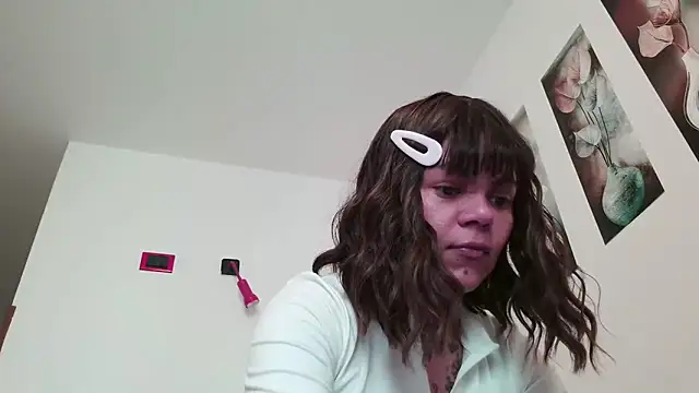 Snapshot of serena__vedette chatting on 05-11-26, 02:45 serena vedette online show from 05-11-26, 02:45