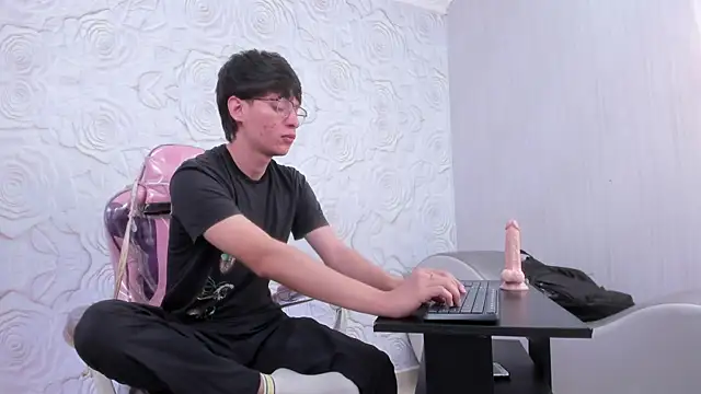 OliverWhite18 online show from 03-10-25, 01:10