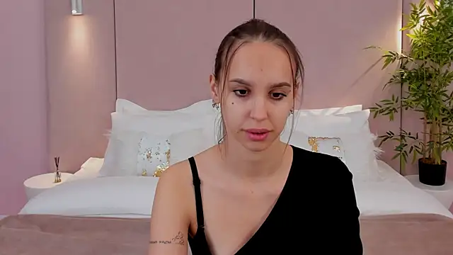 SandraTucker online show from 11-07-25, 03:11