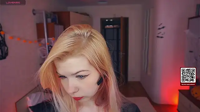 LynetHakes online show from 10-30-25, 04:22