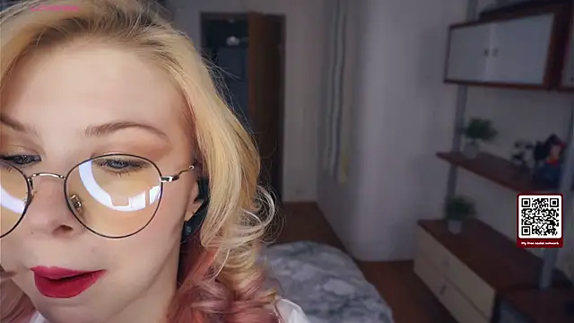 LynetHakes online show from 11-26-25, 06:35