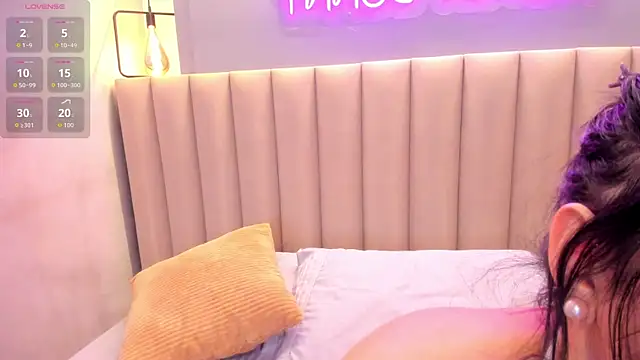 Naomymonroe  online show from 04-12-26, 05:38