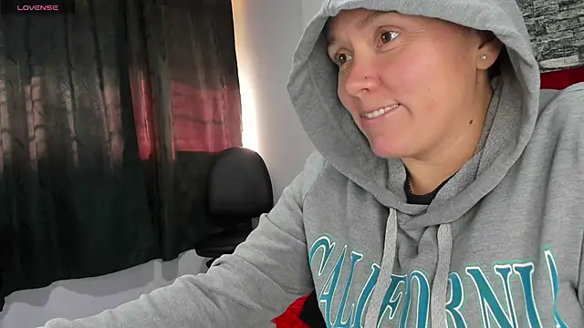 Snapshot of Isabella_boom chatting on 03-08-25, 01:14 Isabella boom online show from 03-08-25, 01:14